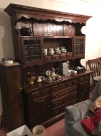 Kline Colonial Hutch with matching dining table and 6 chairs. One chair is the head of table chair with arms. Solid pine construction. Excellent condition. Table comes with 2 leafs and a table pad to protect surface. 