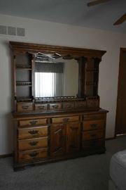 DRESSER W/HUTCH
