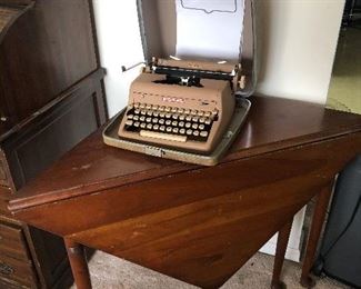 Handkerchief Table, Royal typewriter