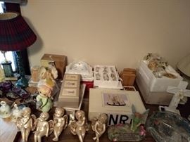 Several brand new knick knacks, never out of the box