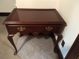 Serving table with expandable sides