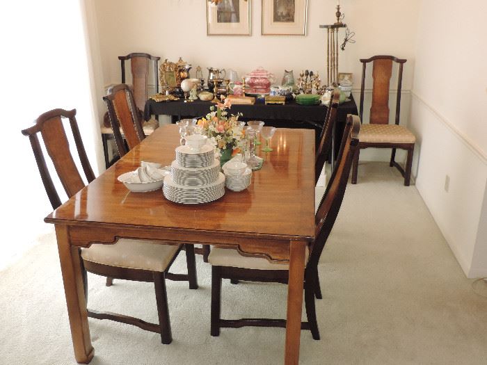 Dining Room : table and 6 Chairs - with inserts ! Clean shape ... VERY NICE !