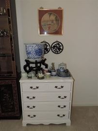Blue and white Asian items - one of 2 small 4 drawers chests in this sale ...