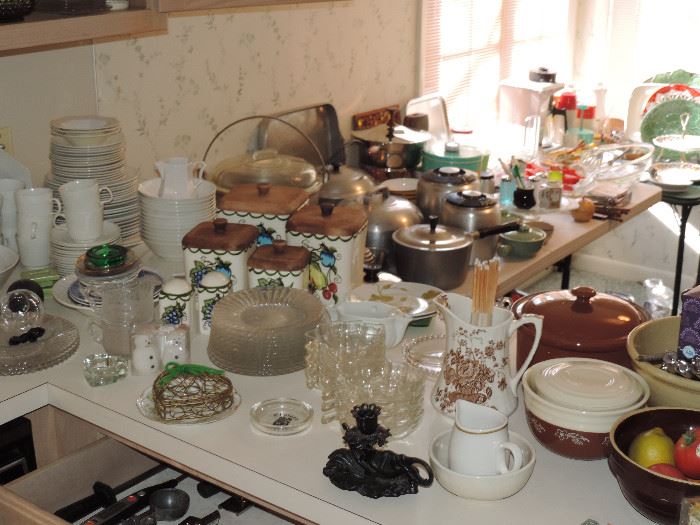 and MORE KITCHENWARES then you can STUFF INTO ONE CABINET !!! Loads of useful items ...and some collectible ... 
