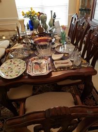 Beautiful Dining Table, Chairs and Hutch