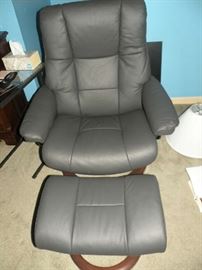 Stressless chair and ottoman
