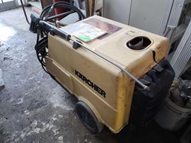 #70: KÄRCHER HDS750 Hot Pressure Washer with Hose, Wand and Manual
KÄRCHER HDS750 Hot Pressure Washer with Hose, Wand and Manual