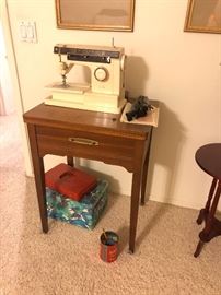 Singer 7105 Vintage Zig-Zag Sewing Machine w/Cabinet	