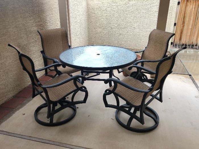 Outdoor Patio Table w/ 4 Chairs    48in Diameter x 29in H 