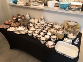 Royal Albert Old Country Roses 110 piece set 