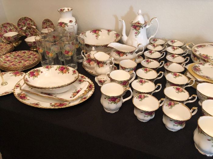 Royal Albert Old Country Roses 110 piece set 