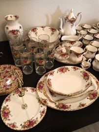 Royal Albert Old Country Roses 110 piece set 