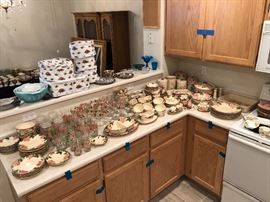 Vintage franciscan ware desert rose USA & Portugal 157 pieces 