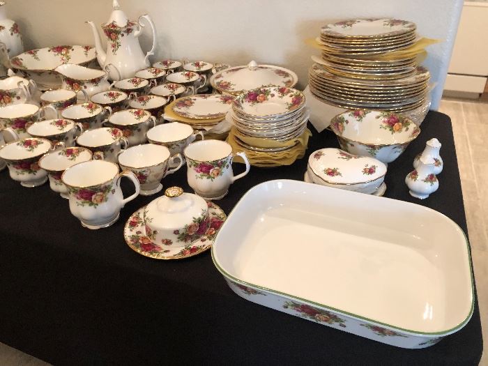 Royal Albert Old Country Roses 110 piece set  