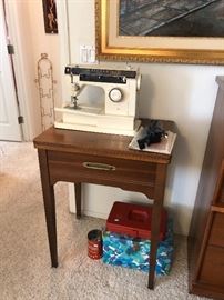 Singer 7105 Vintage Zig-Zag Sewing Machine w/Cabinet 