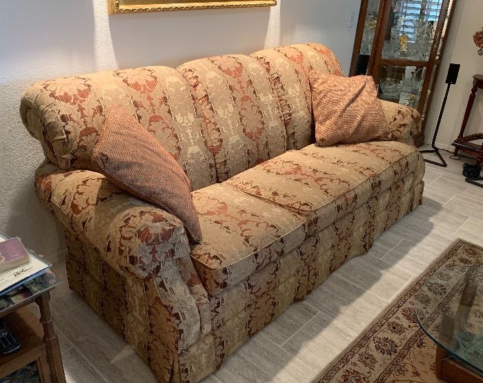 8ft La-Z-Boy American Home Sofa/Couch    39x93x43in    HxWxD