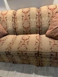 8ft La-Z-Boy American Home Sofa/Couch    39x93x43in    HxWxD