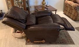 La-Z-Boy Leather Recliner Chairs #2    41x39x38in    HxWxD