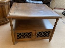 Vintage Walnut Square End/Console Table    21x28x28    HxWxD