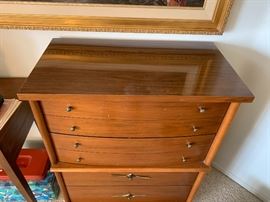 Vintage 4 Drawer Dresser    41x32x17.5in    HxWxD
