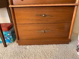 Vintage 4 Drawer Dresser    41x32x17.5in    HxWxD