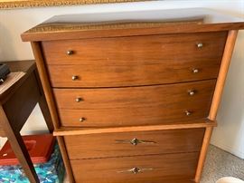 Vintage 4 Drawer Dresser    41x32x17.5in    HxWxD