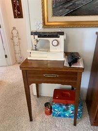 Singer 7105 Vintage Zig-Zag Sewing Machine w/Cabinet 