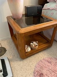 Oak/Glass End Table Night stand #1    21x26x26in    HxWxD