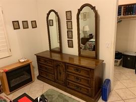 Plaza De Lago Walnut 9-drawer Dresser w/ Mirrors    31.5x72x19in    HxWxD