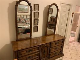 Plaza De Lago Walnut 9-drawer Dresser w/ Mirrors    31.5x72x19in    HxWxD
