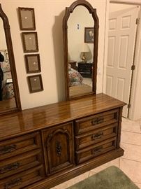 Plaza De Lago Walnut 9-drawer Dresser w/ Mirrors    31.5x72x19in    HxWxD
