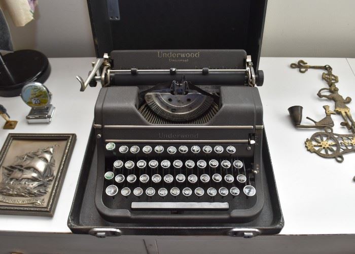 Vintage Underwood Universal Manual Typewriter