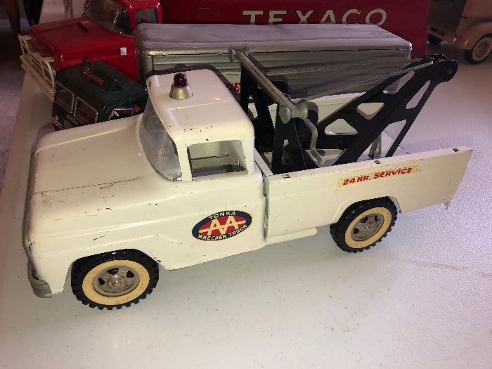 VINTAGE METAL TONKA TOW TRUCK