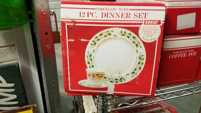 Christmas-themed 12-piece dinner set and accessories