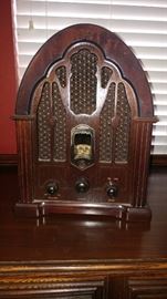OLD STYLE RADIO. AM/FM. SOUNDS GREAT! $150