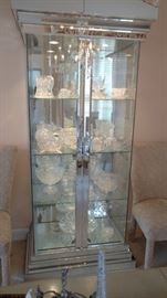 Lighted mirrored display cabinet or vitrine.