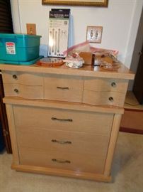 DRESSER