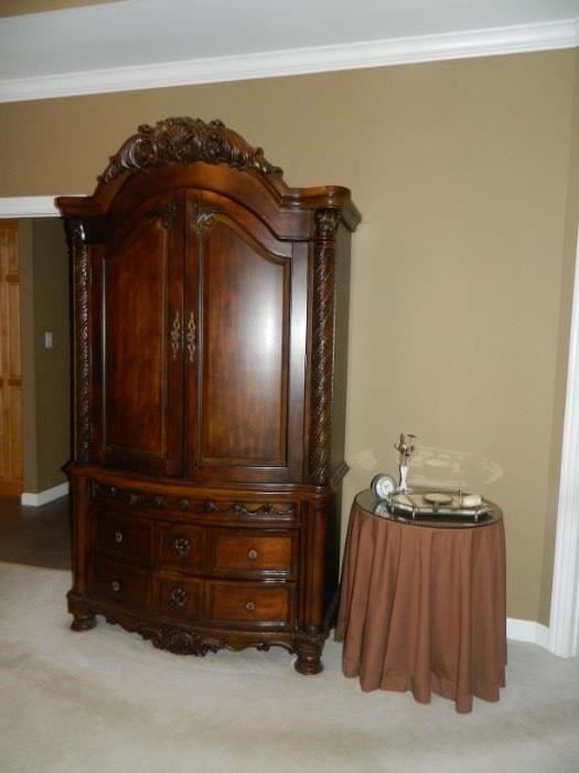 MBR - armoire, round table