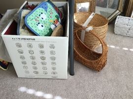 Box of pot holders & more baskets