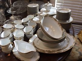 Set of dishes & completer pieces to set