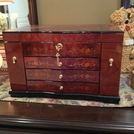 Jewelry chest closed