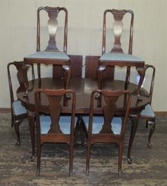 Dining Room Table w/2 Large Leaves & 6 Chairs