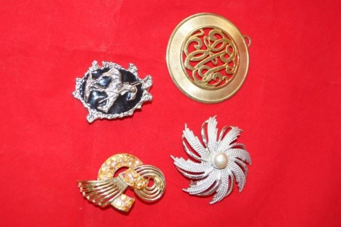 3 Vintage Pins Brooches a Pendant