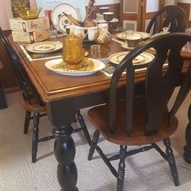 Beautiful farmhouse dinning room table + 4 chairs
