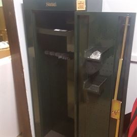 Sentinel 8-Gun Gun Safe