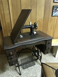 #118	tredle sewing machine 	 $150.00 	