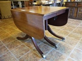 Antique Mahogany Duncan Phyfe Drop Leaf & pull apart/ lock, 2 leaves, , 6 legs/Sturdy Wheels.