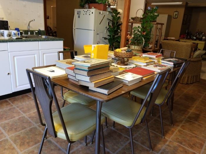 7 piece retro vintage kitchen table with 2 leaves and 6 chairs.