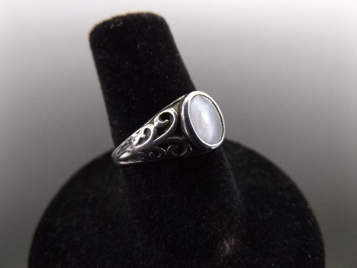 .925 Sterling Silver inlayed Mother of Pearl Ring Size 6.5
