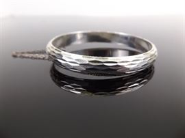 .925 Sterling Silver Gouged Pattern Hinged Bangle Bracelet
